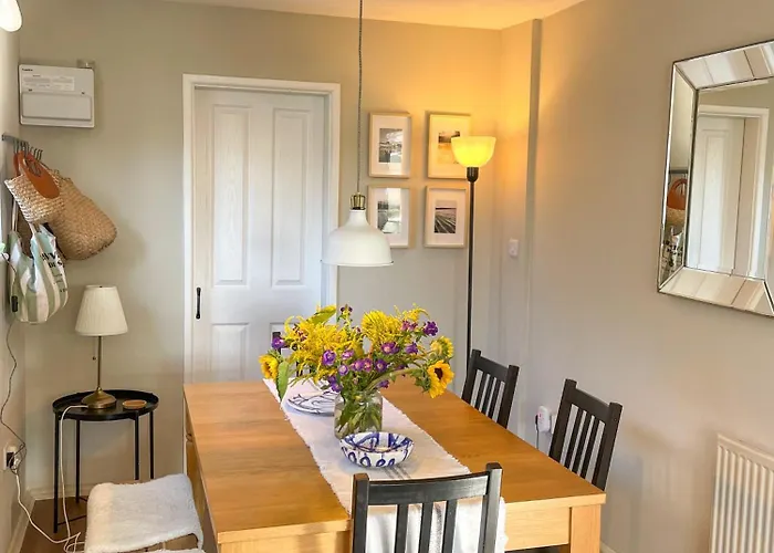 Ser Ar Y Bryn- Lovely Family Home With Garden, Walk To The Village And Beach