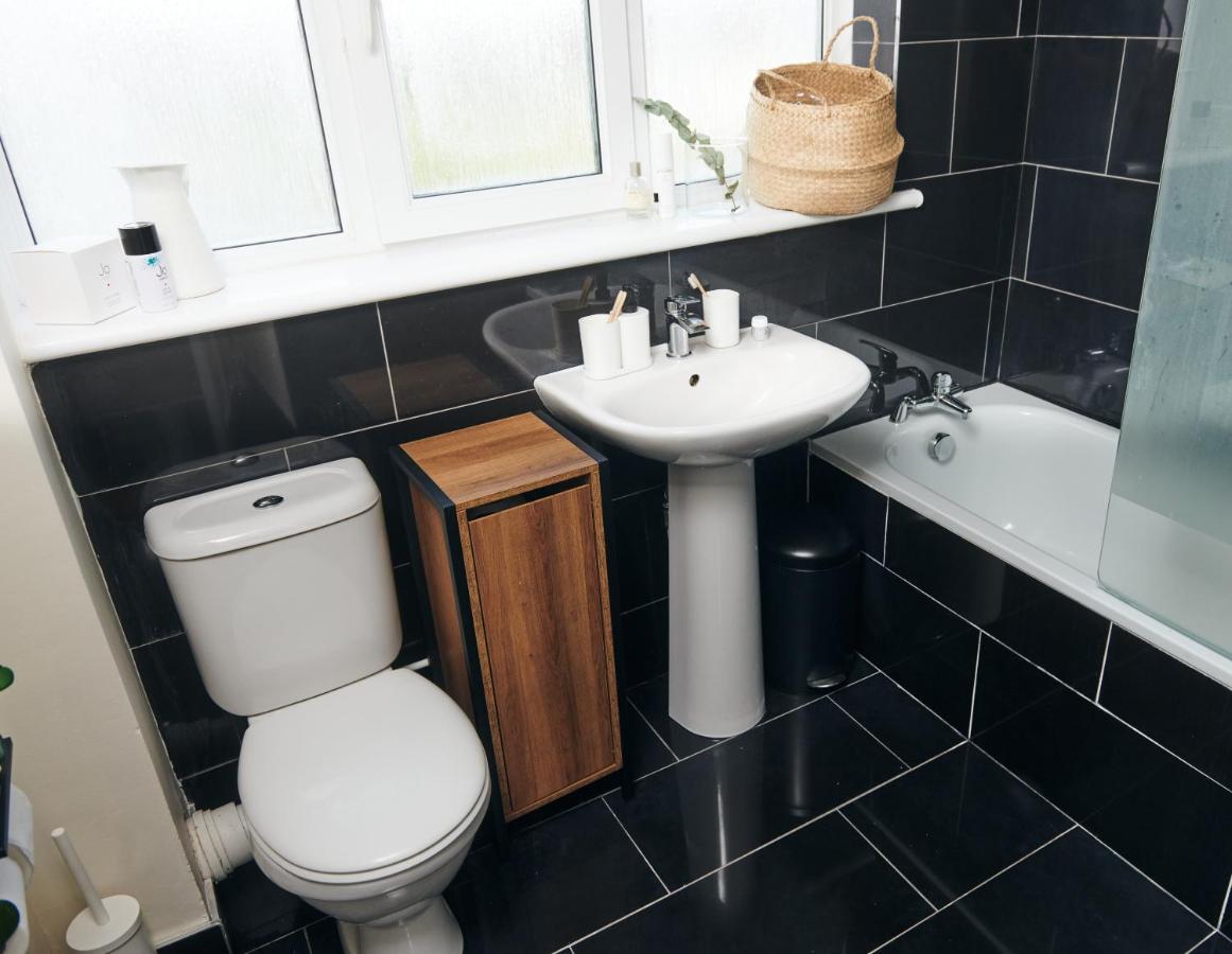 Ar Y Bryn- Lovely Family With Garden, Walk To The Village And Holiday home *