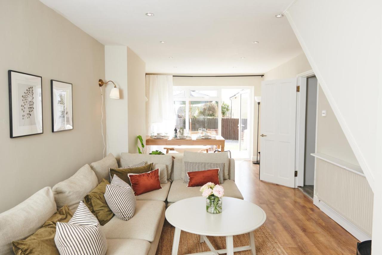 Ar Y Bryn- Lovely Family With Garden, Walk To The Village And Holiday home *